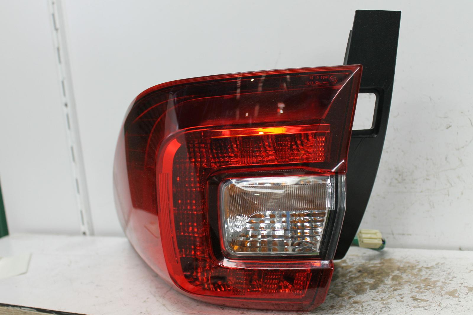2016 Subaru Outback Right Taillight View Auto part Right Taillight Subaru Outback 2016