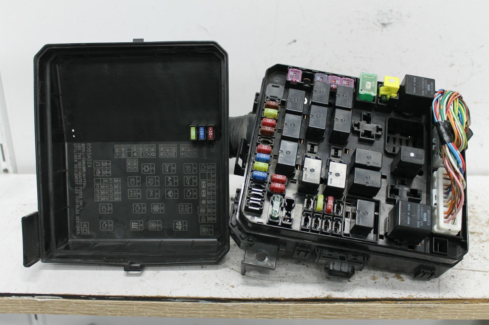 View Auto part Fuse Box Mitsubishi Outlander 2006