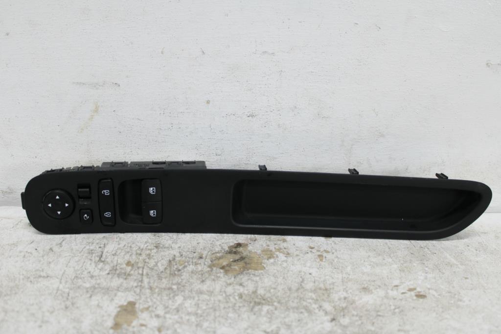 View Auto part Pwr Dr Wind Switch Hyundai Staria 2024