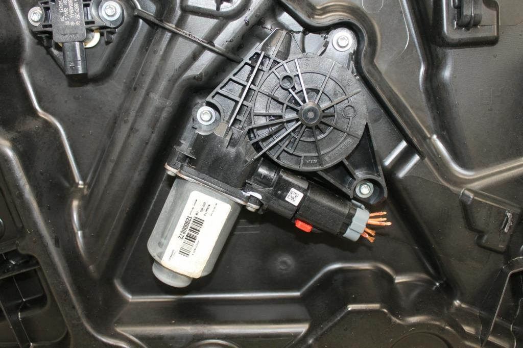View Auto part Left Front Window Reg/Motor Chrysler 300c 2012