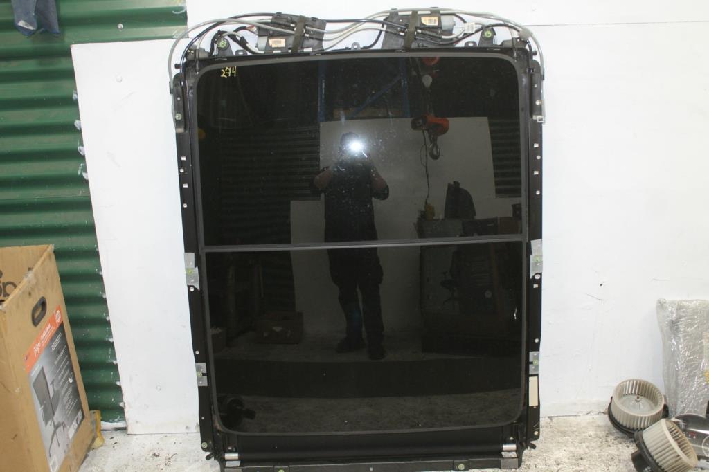 View Auto part Roof Glass/Sunroof/T Chrysler 300c 2012