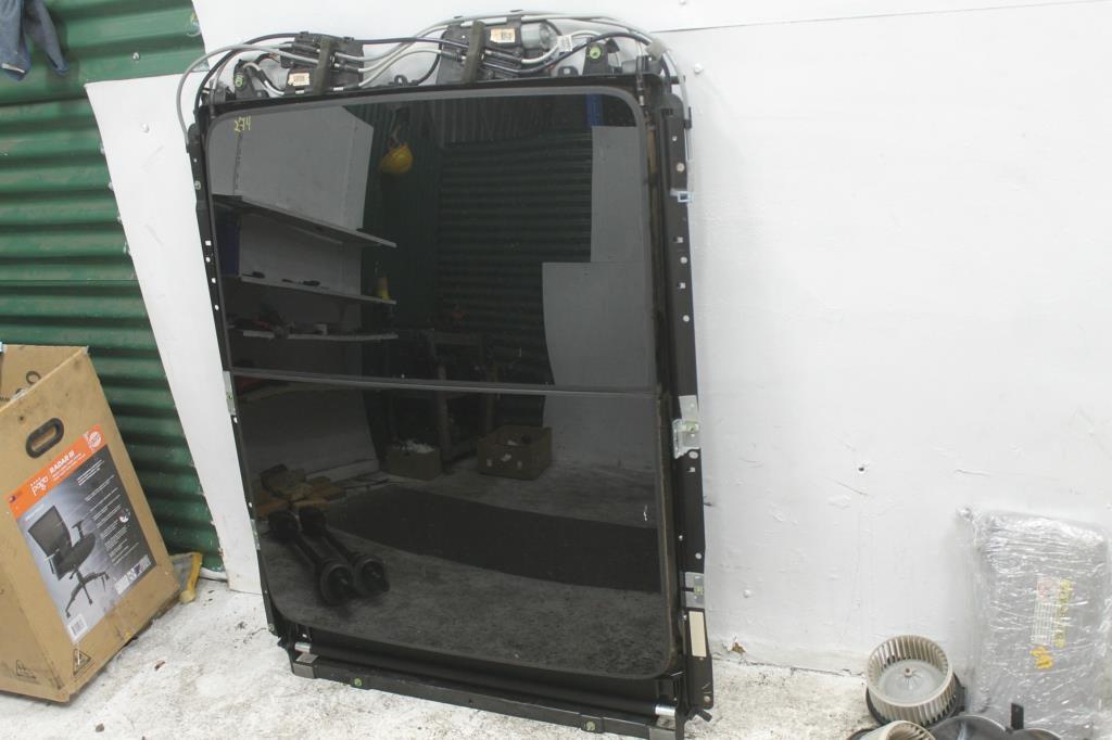 View Auto part Roof Glass/Sunroof/T Chrysler 300c 2012