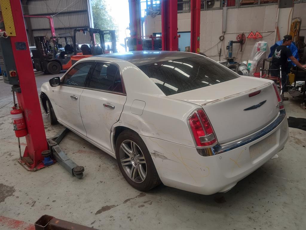 View Auto part Alternator Chrysler 300c 2012